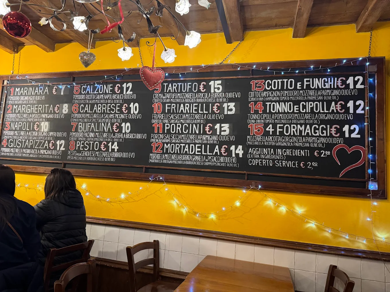 La lavagna del menù di GustaPizza, con tutte le pizze e i prezzi