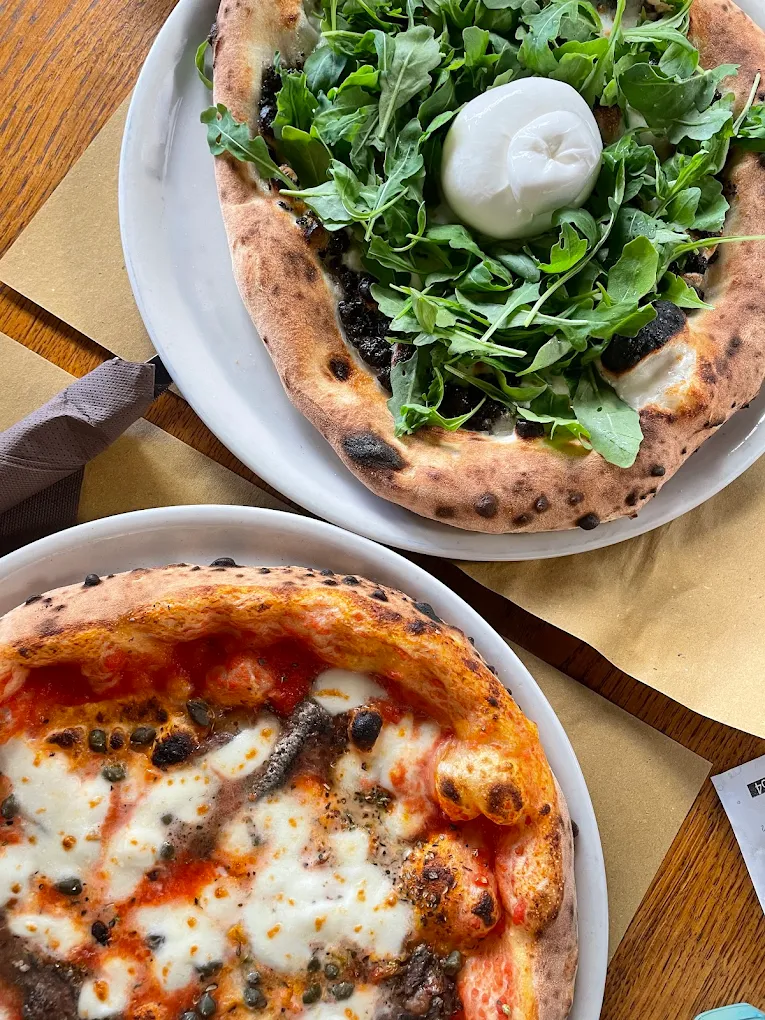 Pizza Tartufo con crema di tartufo, rucola e burrata