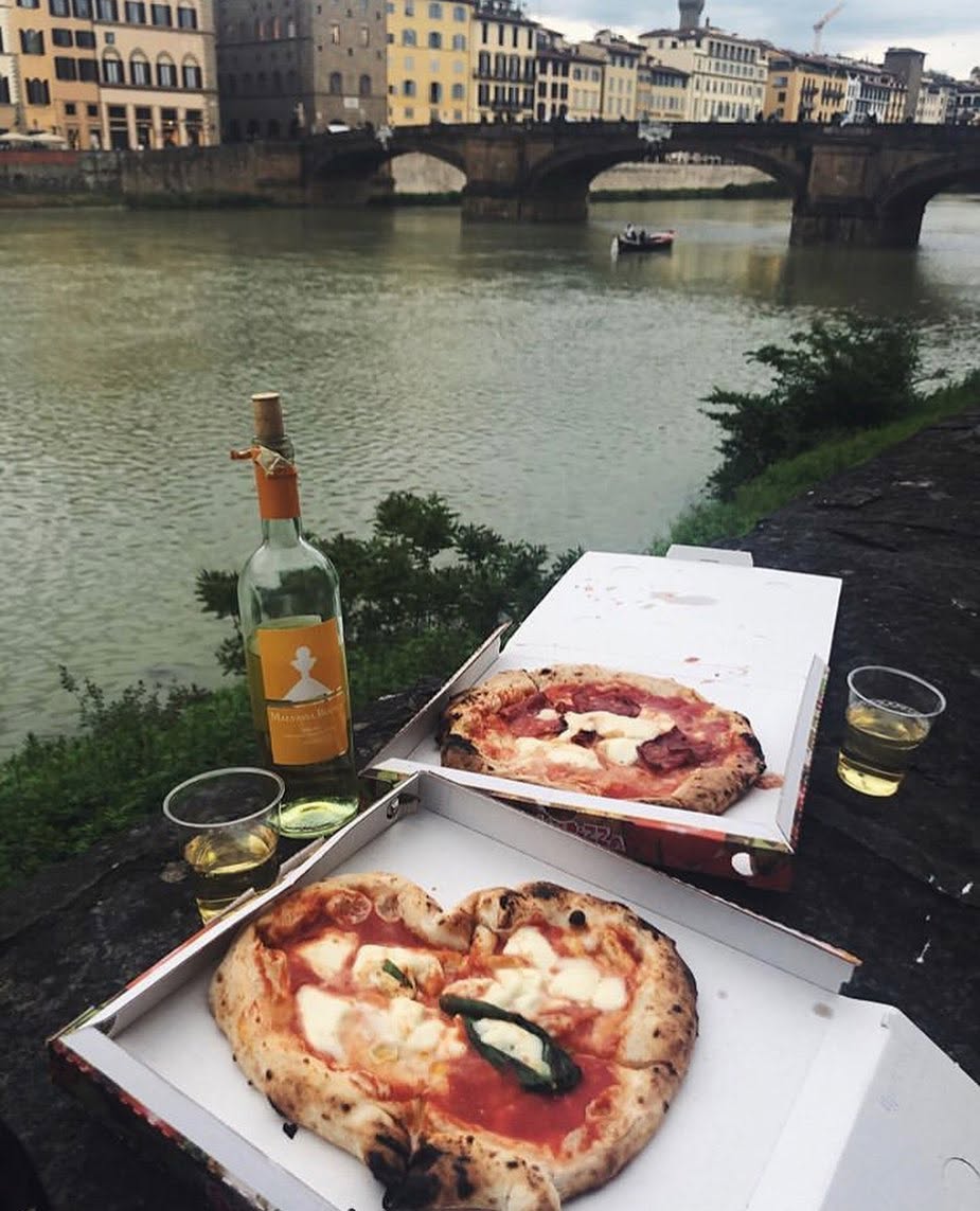 Pizze da asporto sul lungarno con Ponte Santa Trinita