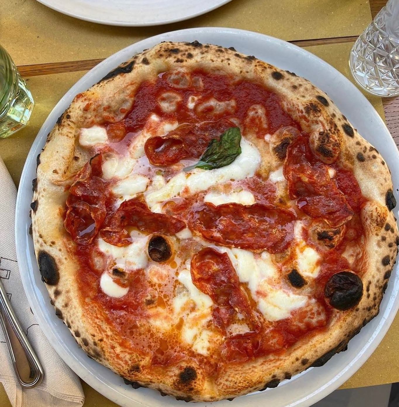 Pizza Calabrese con salame piccante appena sfornata