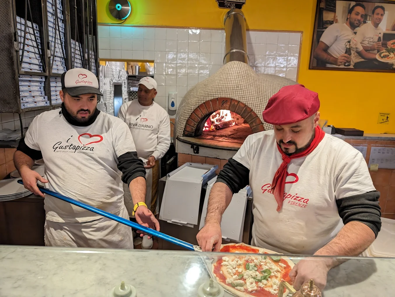 I pizzaioli di GustaPizza al lavoro al banco